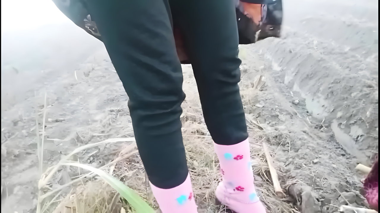 Village Bhabhi First Time Urinating Indian Sex MMS