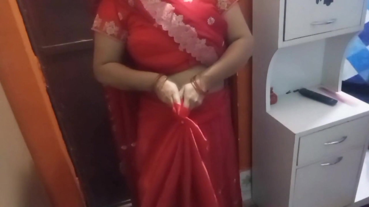 Beautiful Bhabhi in Saree Sharing Indian Sex MMS Secrets