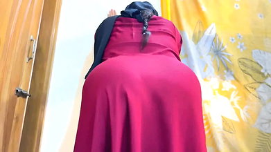 Beautiful Hot Stepmom Open Her Burqa & Show Her Huge Ass in Saudi Arabia – Hijab & Niqab Hookup