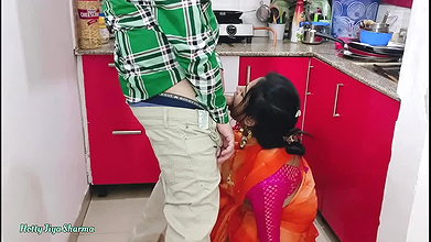 Desi bhabhi kitchen meBartan Dho rahi thi tabhi devar ne piche se bhabhi ki le li