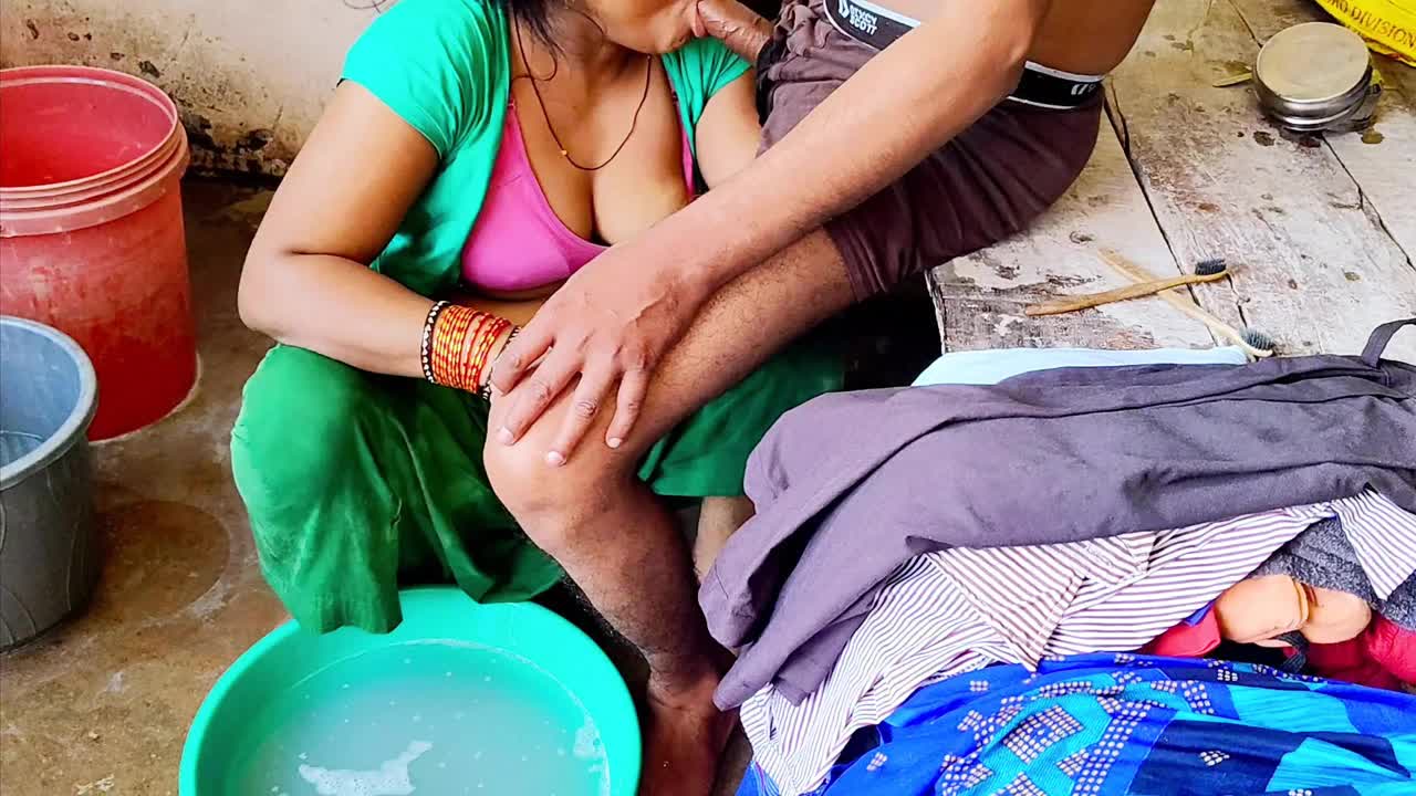 Desi bhabhi ne bathroom me land chusha