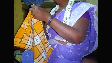 Indian Desi Bhabhi Blowjob in Saree XXX MMS