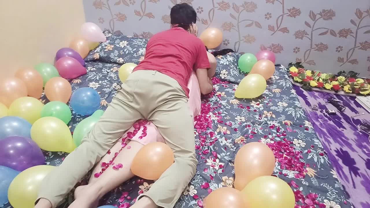 My College Girlfriend Gave Me a Hot Birthday Night Stand Surprise – Passionate Sex with Rose Petals & Balloons, Real Homemade