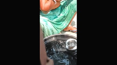 Nahati hui bhabhi ne bde bde chuche dikhai